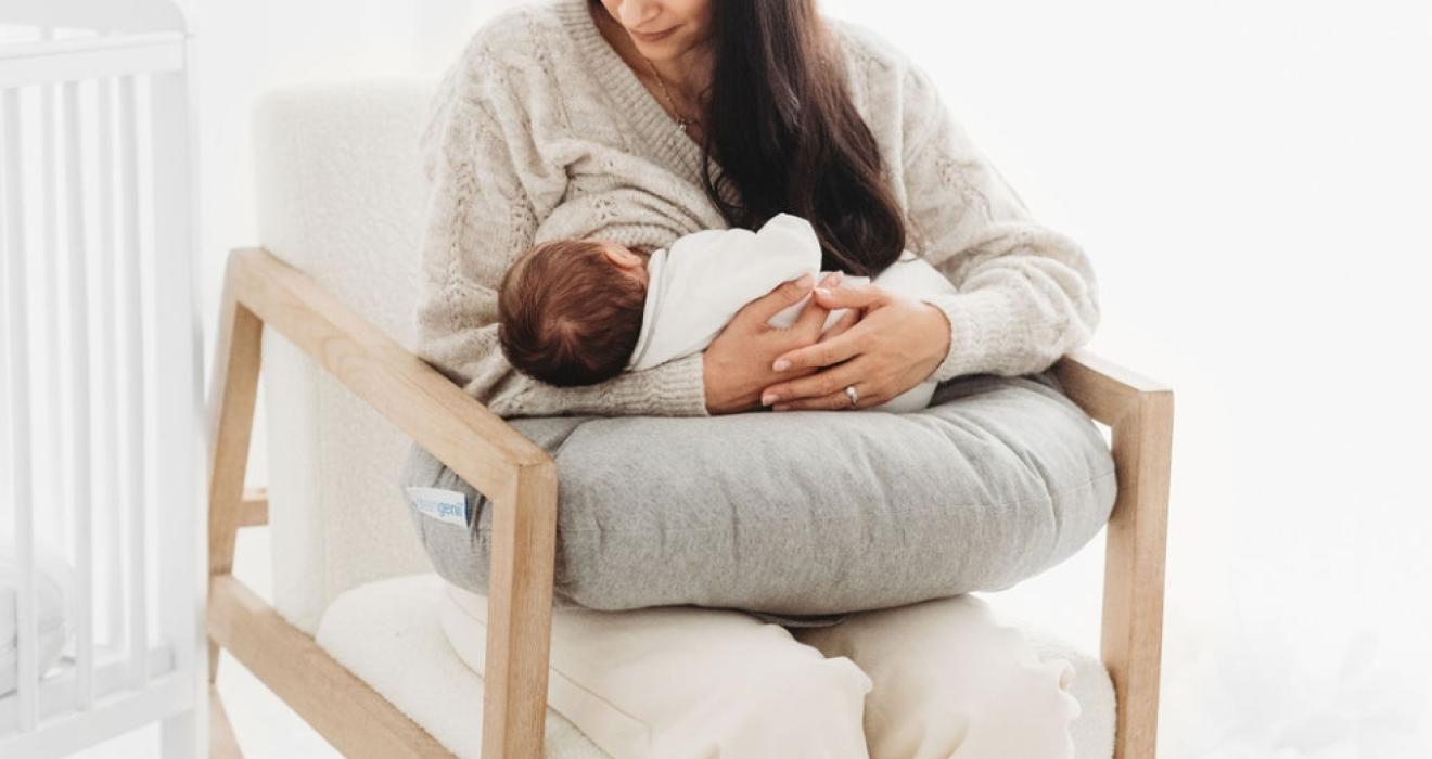 picture of a mum feeding a baby with a xdreamgenii feeding pillow