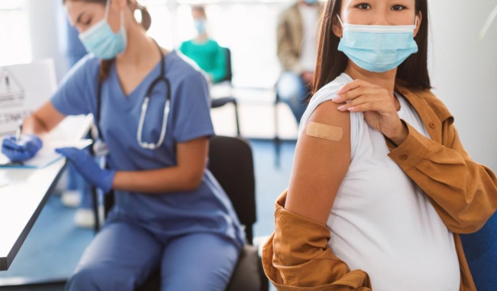 picture of a pregnant woman getting the flu jab