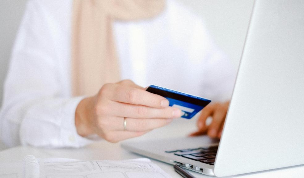 picture of someone using a credit card online