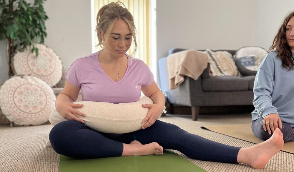 picture of a woman using a dreamgenii Pregnancy Pillow