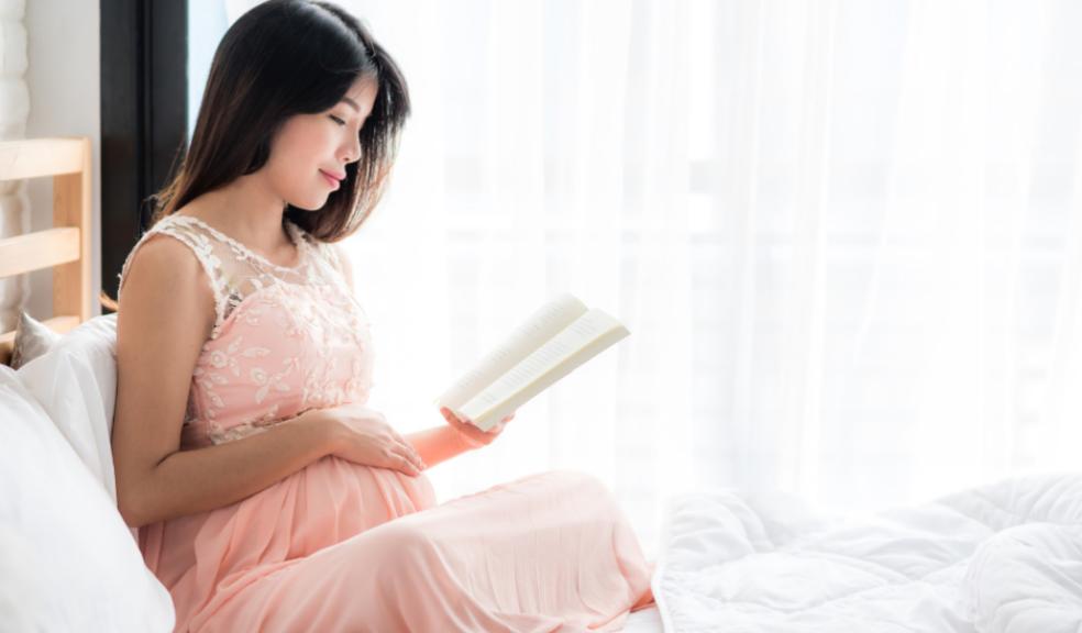 picture of a pregnant woman reading