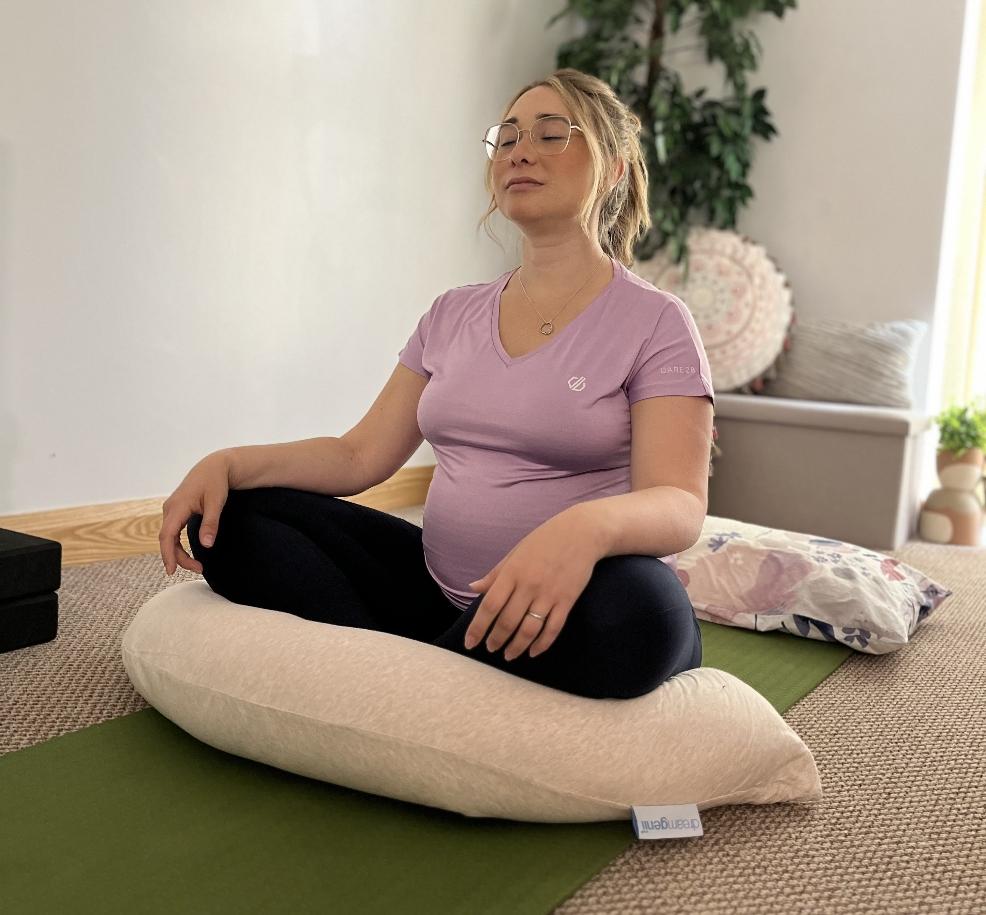 picture of a woman using a dreamgenii Pregnancy Pillow