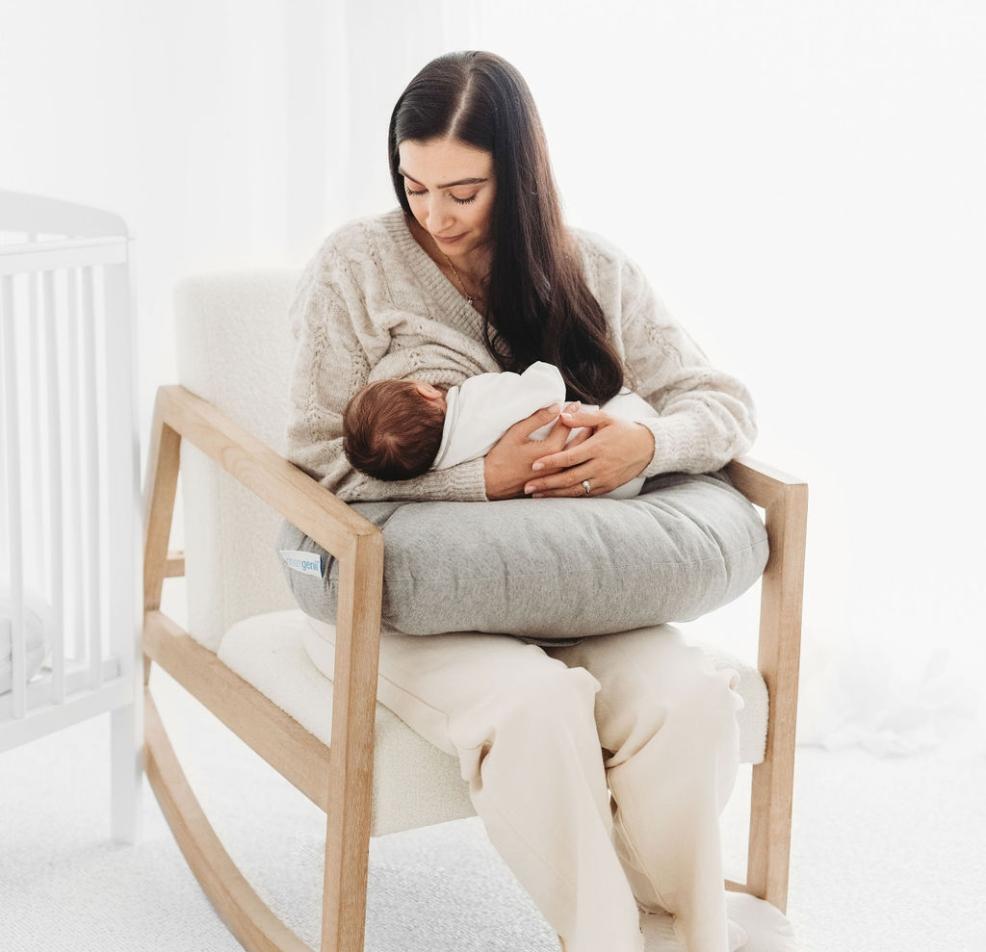 picture of a mum feeding a baby with a xdreamgenii feeding pillow