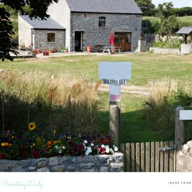 picture of a holiday home with holiday let sign in the garden