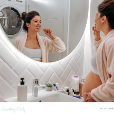 picture of a pregnant woman brushing her teeth