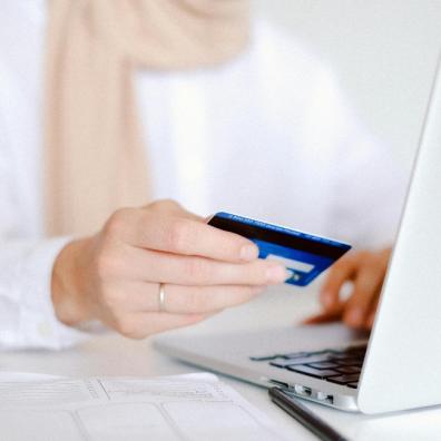 picture of someone using a credit card online