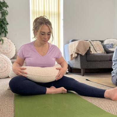 picture of a woman using a dreamgenii Pregnancy Pillow