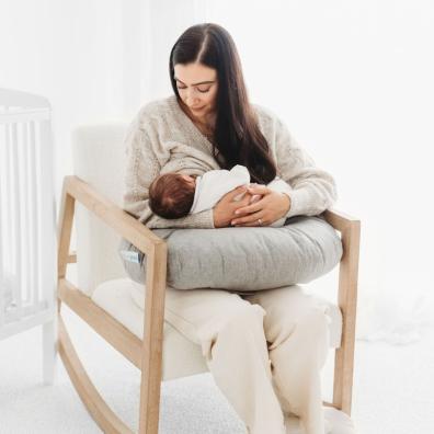 picture of a mum feeding a baby with a xdreamgenii feeding pillow