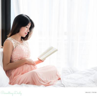 picture of a pregnant woman reading